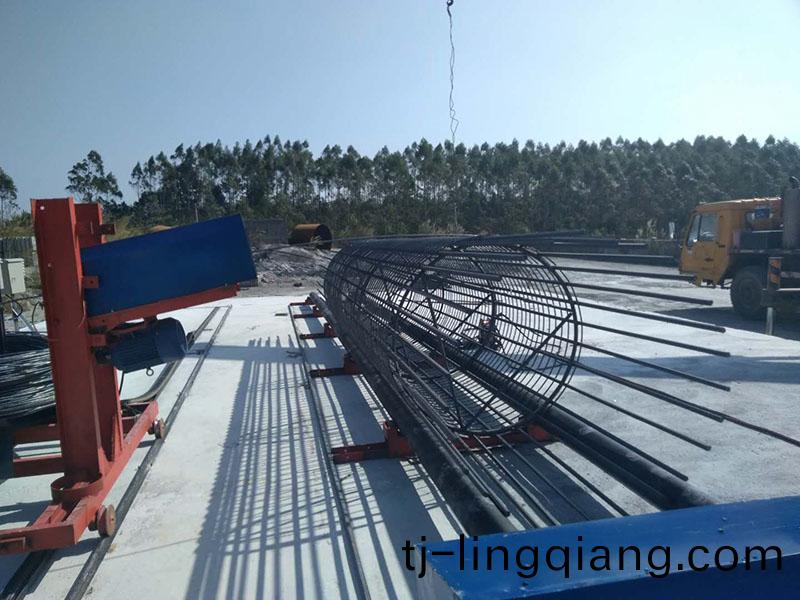 數控(kong)鋼(gang)筋籠(long)繞(rao)筋機(ji)12