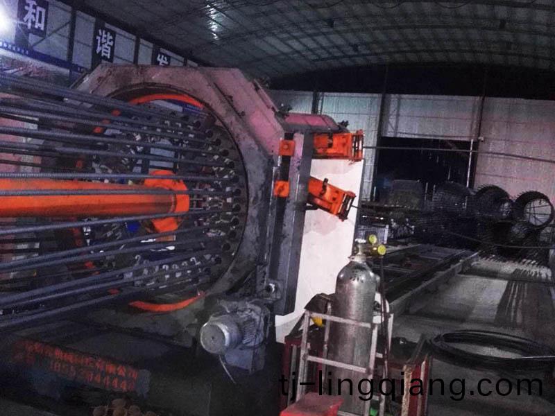 數控(kong)鋼(gang)筋籠(long)滾銲機10